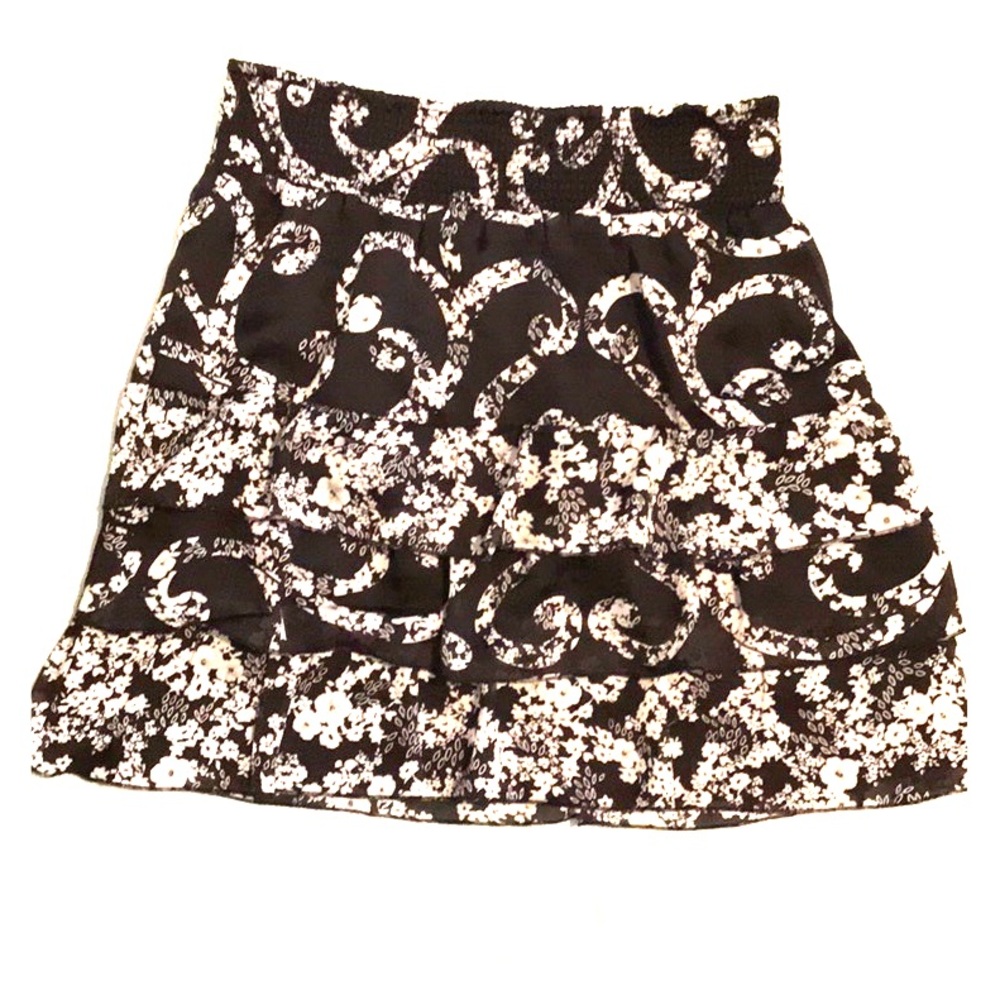 White House Black Market Tiered Frilly Skirt💕